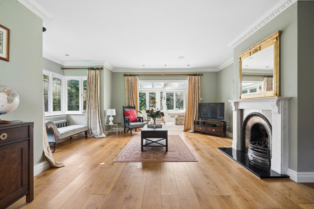 House in Knotty Green, Beaconsfield New Town, Beaconsfield - View 2