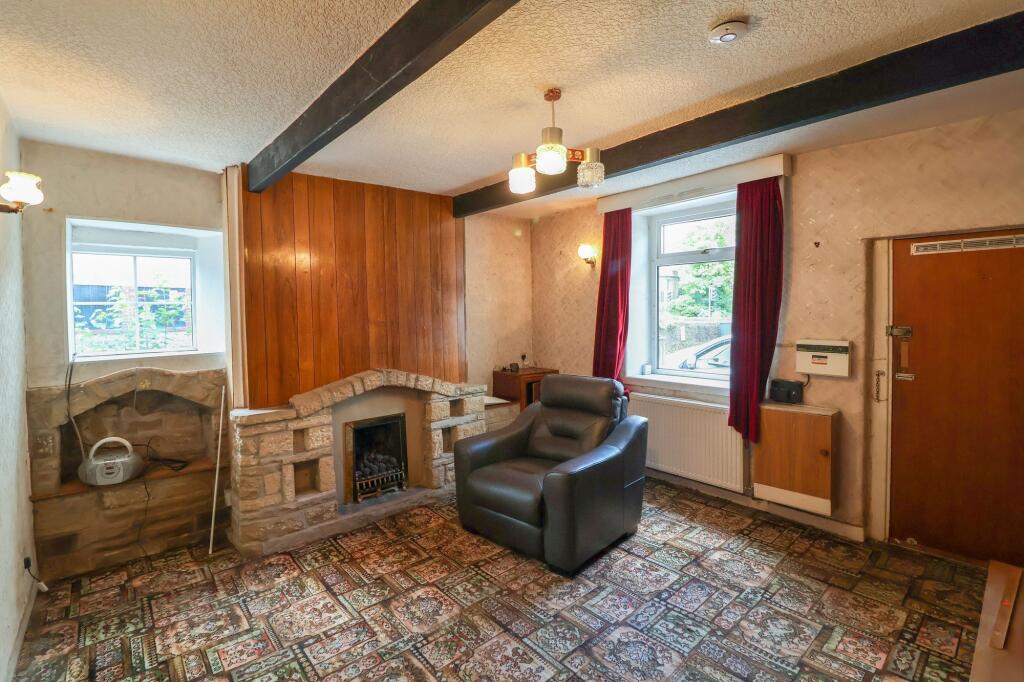 Halls Court, Glossop, SK13 photo 2