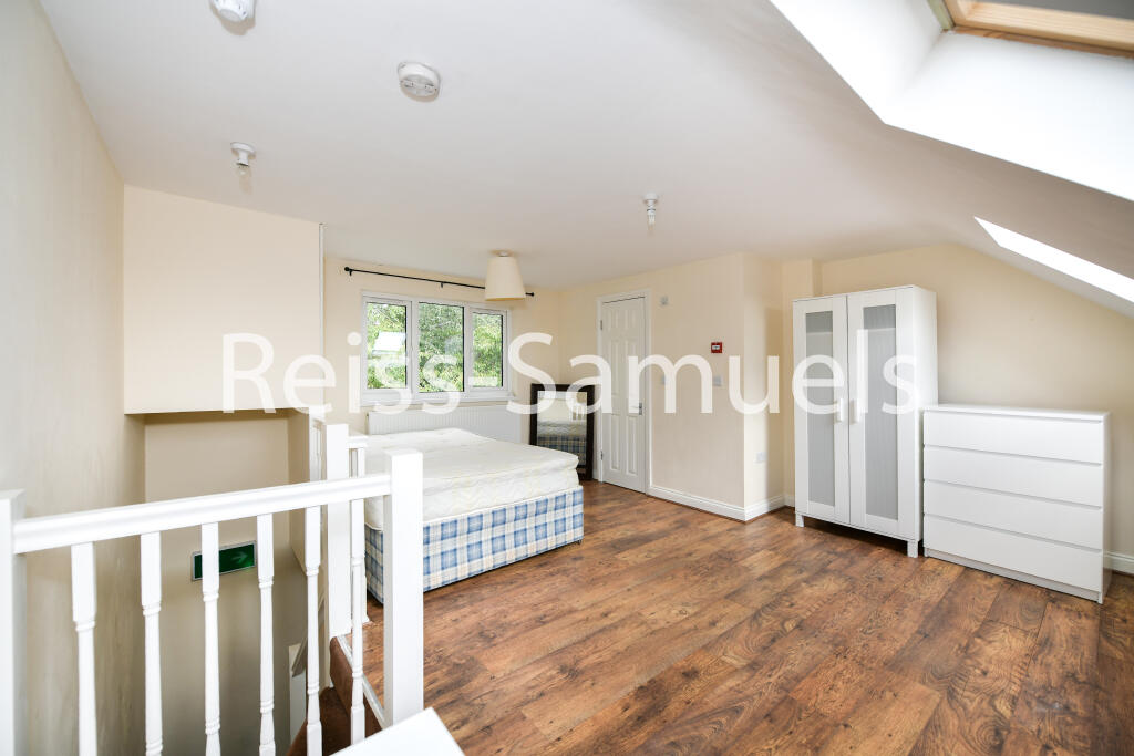 6 bedroom semi-detached house for rent