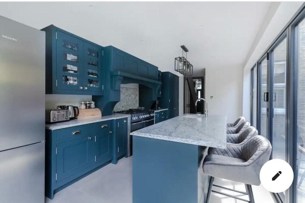 Main image of property: W12 9PX