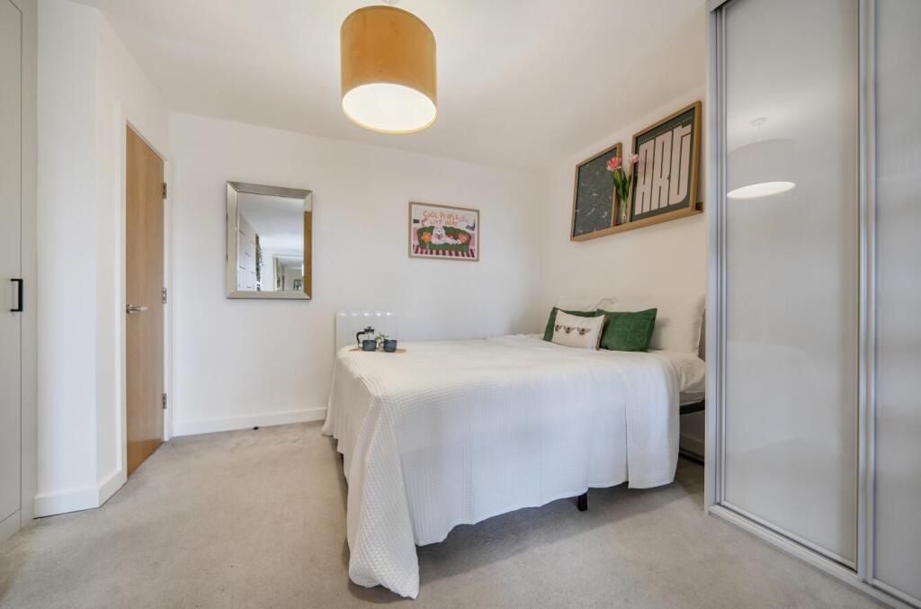 Apartment in London, Fallow Corner - View 4