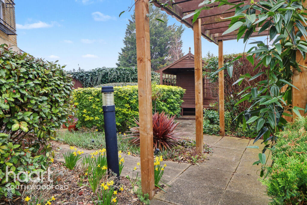 2-bed flat on Victoria Road, BUCKHURST HILL, £385,000