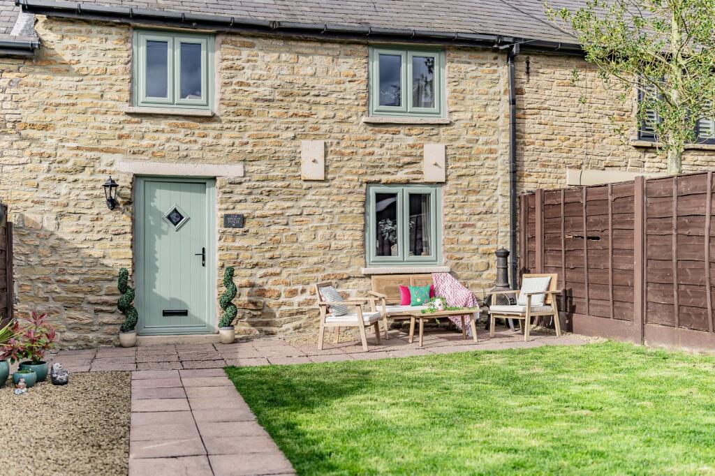 Main image of property: Stockport Road, Gee cross, Hyde, SK14 5RU