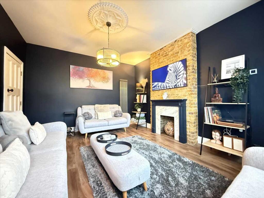 Westcliff on Sea * DETACHED HOME WITH SUMMERHOUSE * photo 2