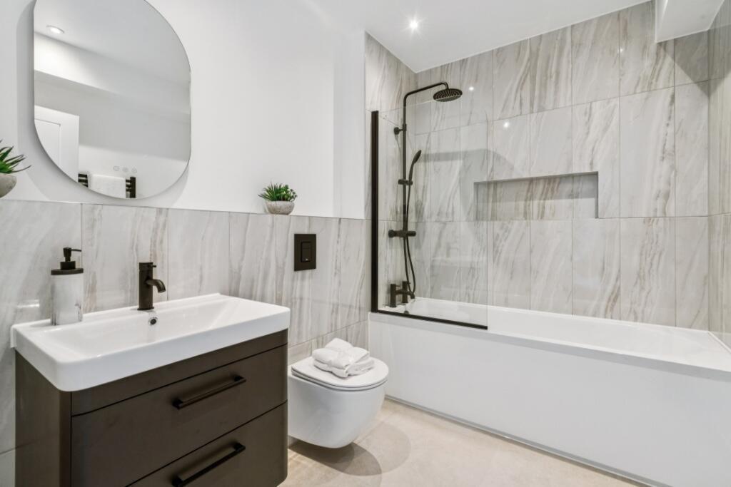 House in Sutton - View 4