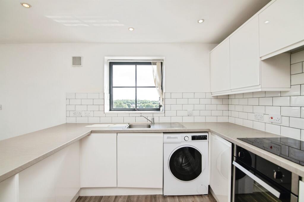 Apartment in West Bromwich, Stone Cross - View 2
