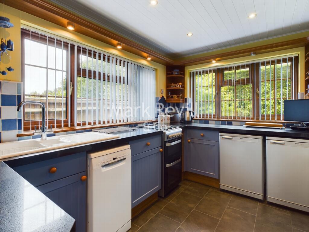 Chestnuts Close, Lindfield, RH16 photo 2