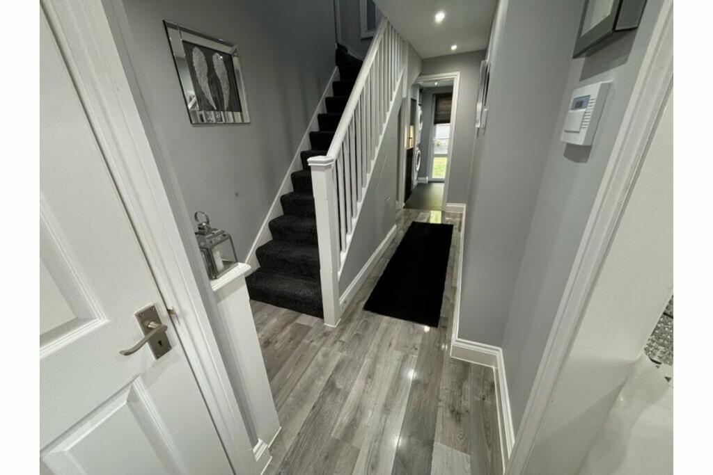 House in Hertsmere, Elstree and Borehamwood - More