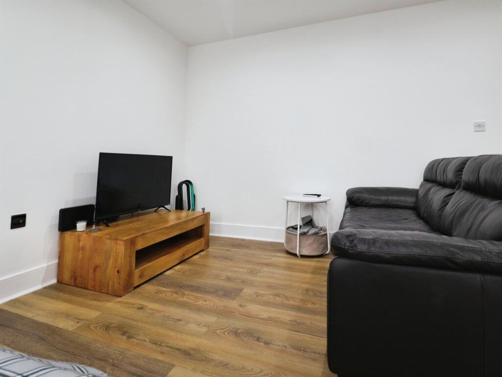 Apartment in Cardiff, Grangetown - View 5