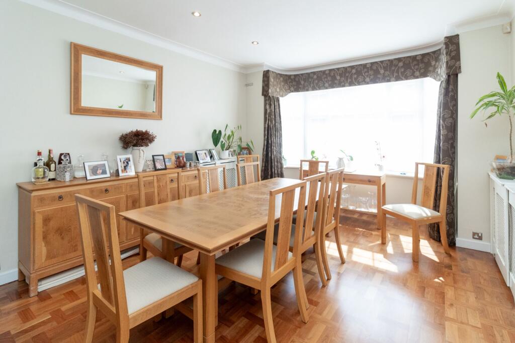 Penshurst Gardens, Edgware, HA8 photo 2