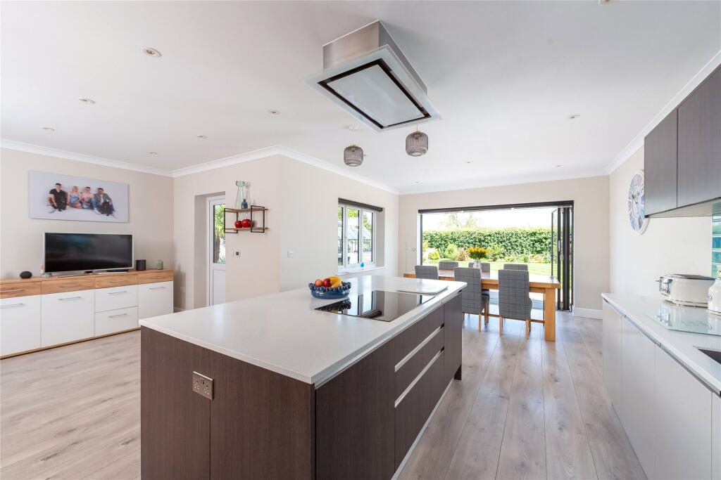 Fitkins Meadow, Weston Turville, Aylesbury, Buckinghamshire, HP22 photo 3