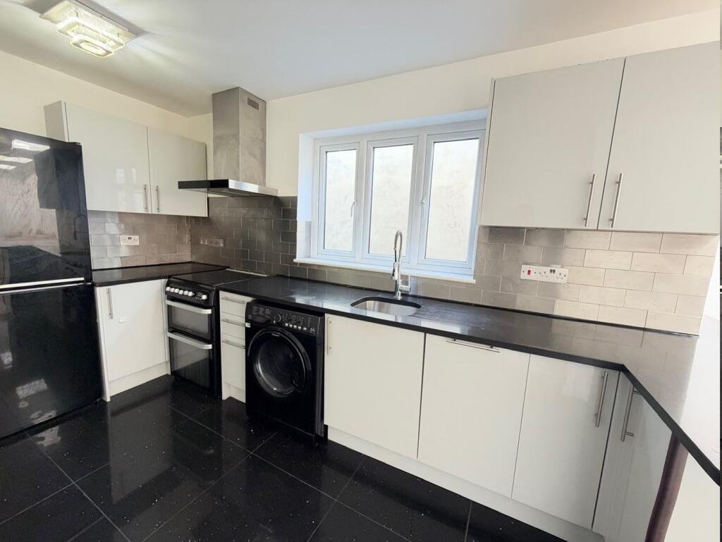 Apartment in Hornchurch - View 4