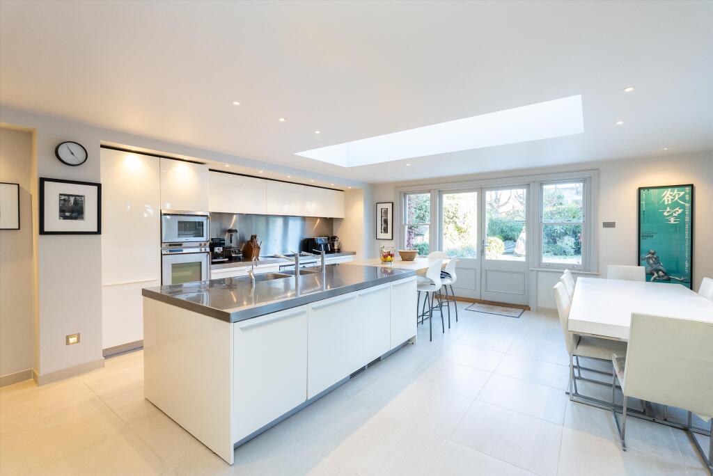 House in London, Cottenham Park, Raynes Park - More
