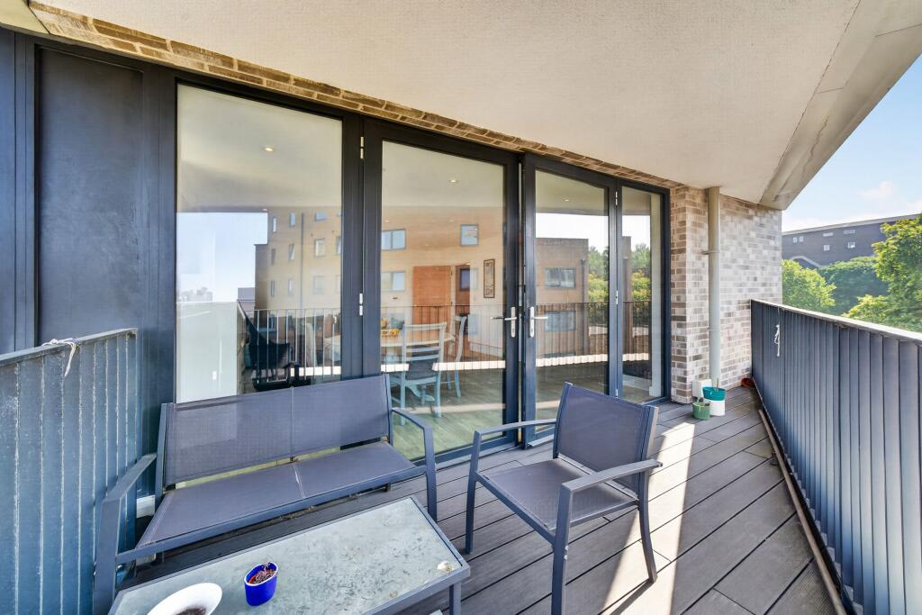 Apartment in London - More