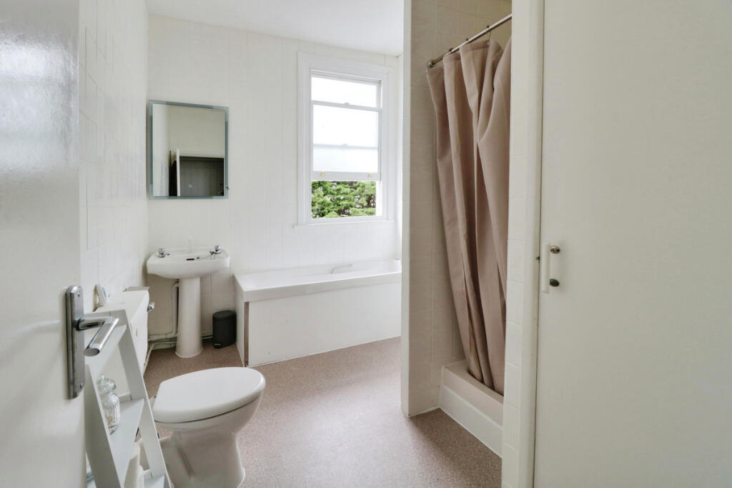 Apartment in Southend-on-Sea - View 5
