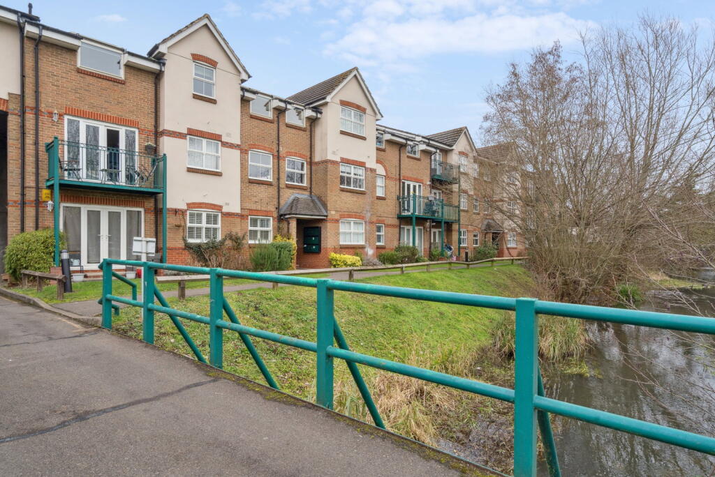 2-bed flat on Mill Stream Lodge, Mill End, Rickmansworth, WD3, £275,000
