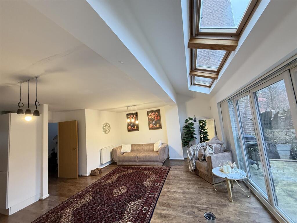 Apartment in Salford, Greater Manchester - View 4