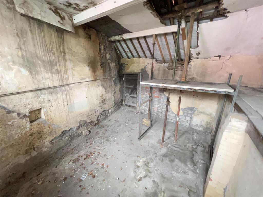House in Thornbury, South Gloucestershire - More