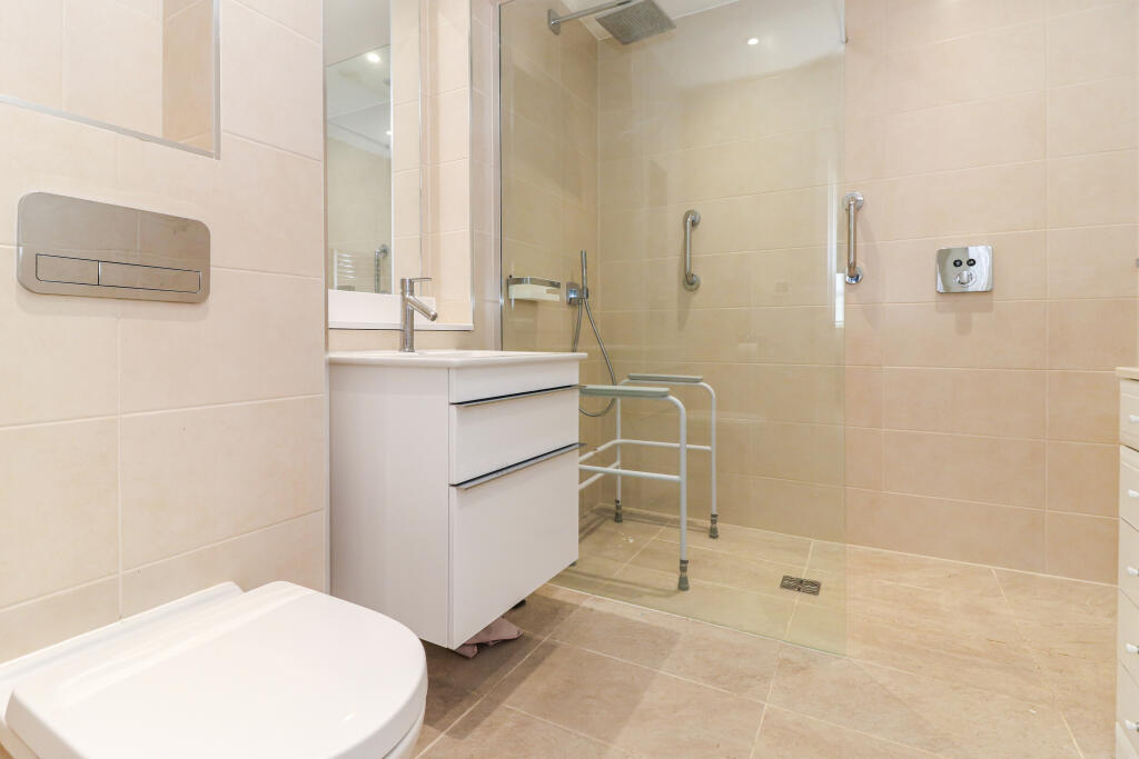 Apartment in Slough - More