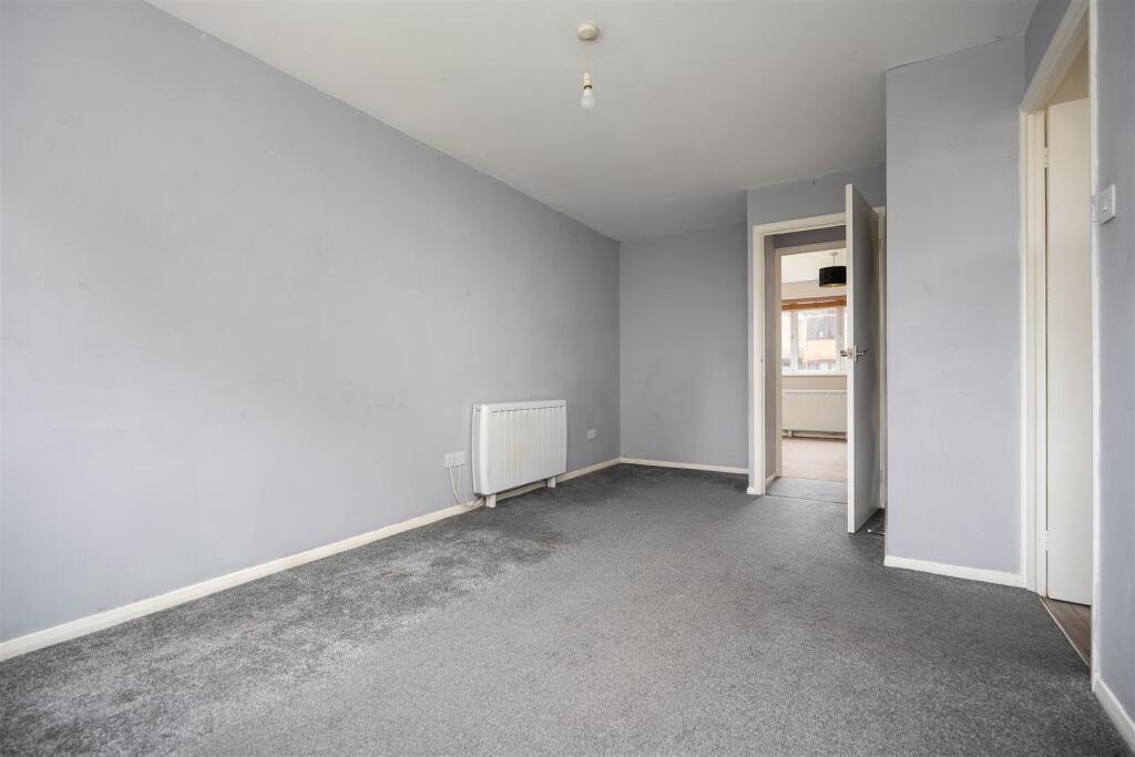 Caroline Close, West Drayton photo 3