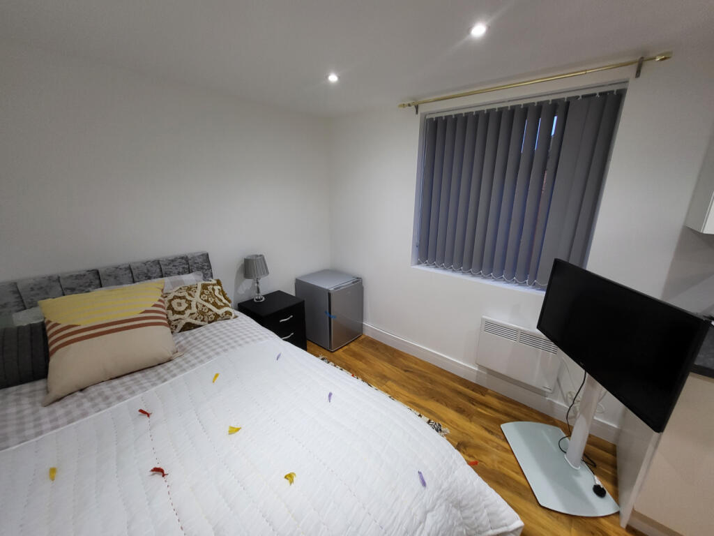 Main image of property: Studio Flat Luton, LU4