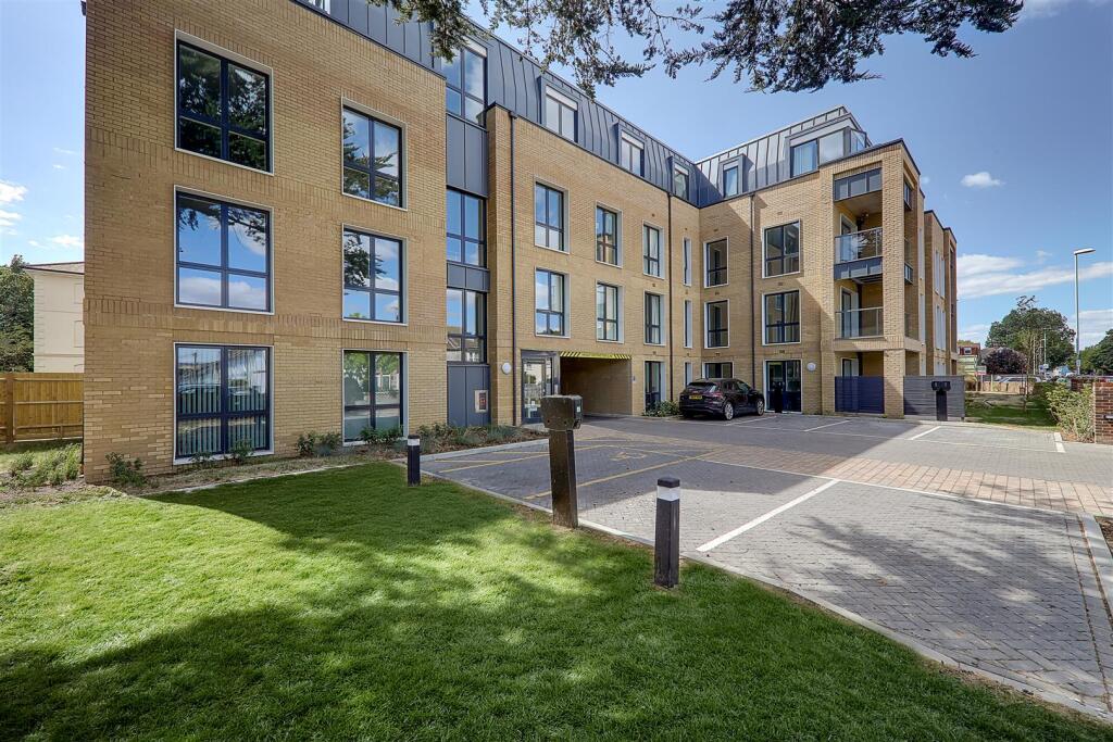 Main image of property: 33 Lindfield Place, Worthing, BN11