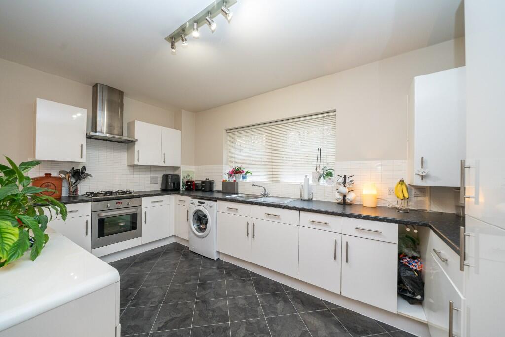 Adrian Close, Boxmoor, Hertfordshire, HP1 photo 3