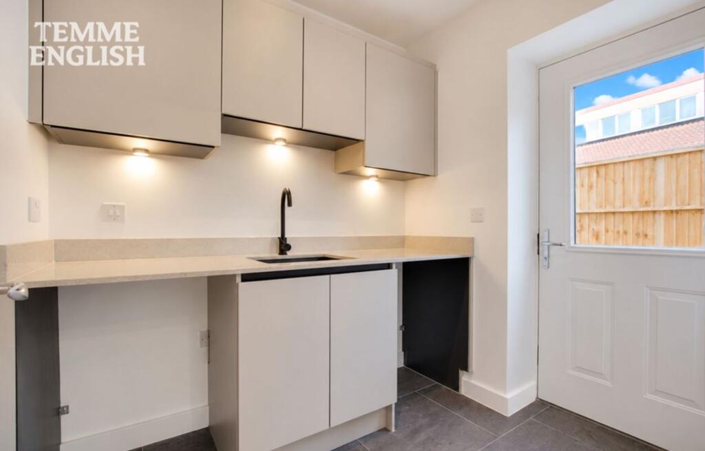 House in Basildon, Laindon - More