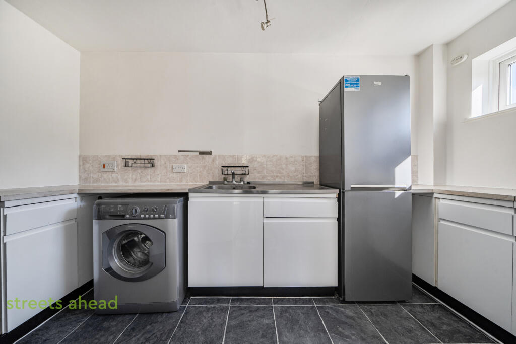 Apartment in Croydon - View 3
