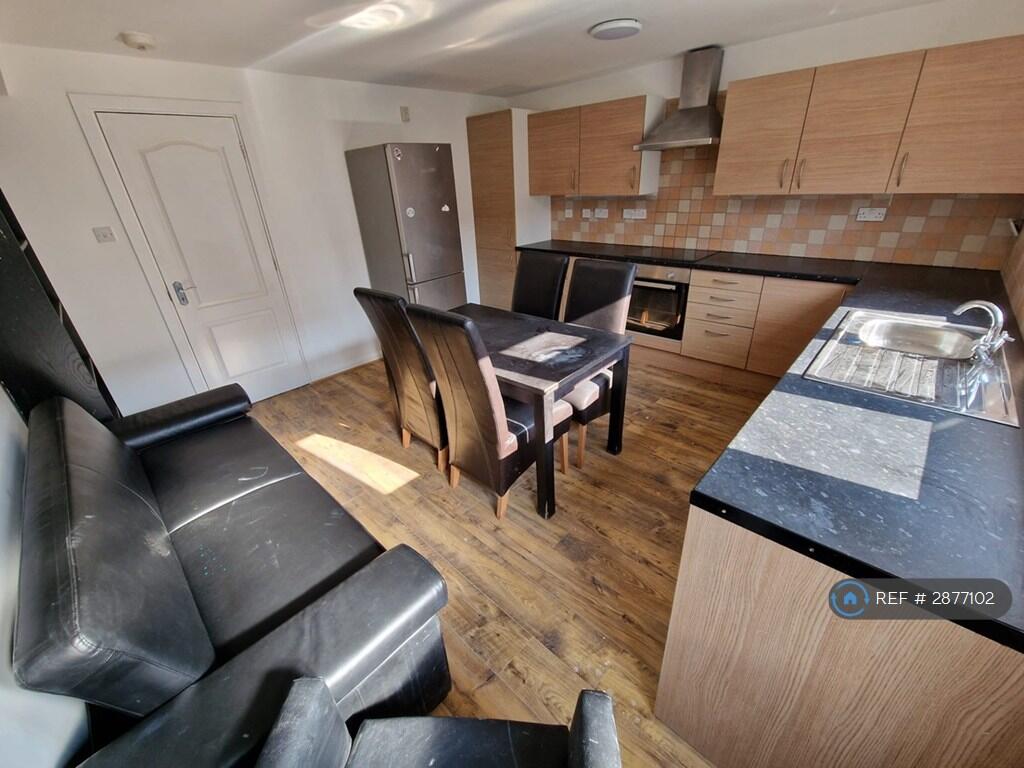 5 bedroom terraced house for rent