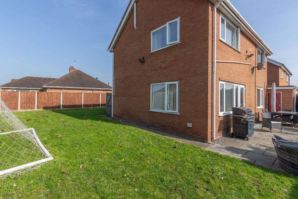 Laburnum Way, LL13 photo 4