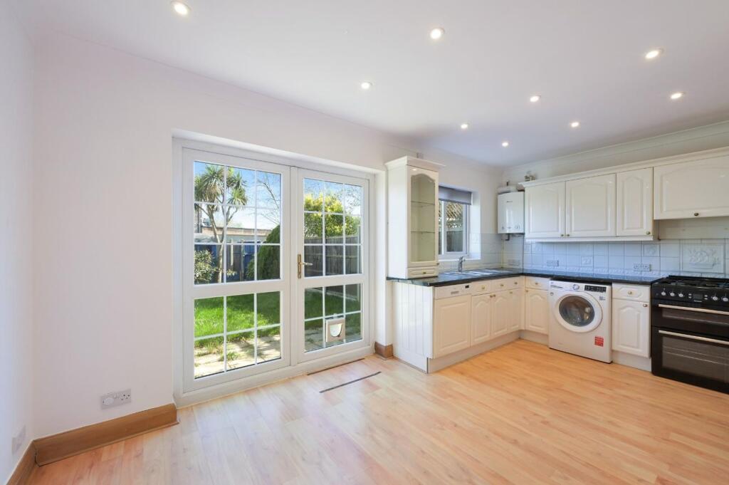 House in London, Royal Borough of Kingston upon Thames - More