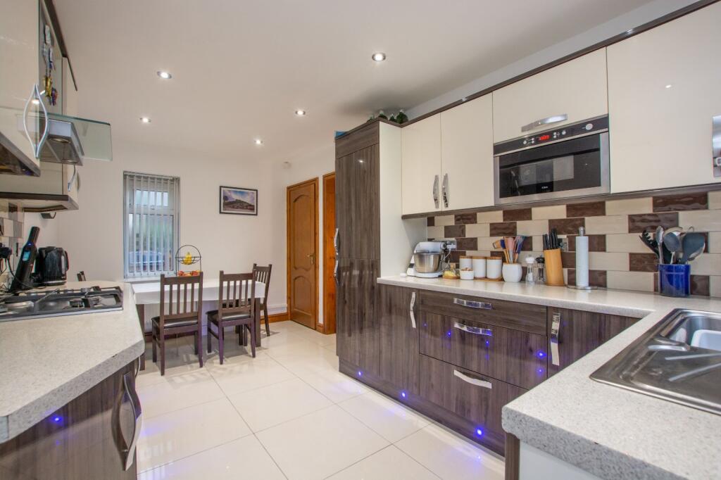 House in Leeds, West Yorkshire - View 3