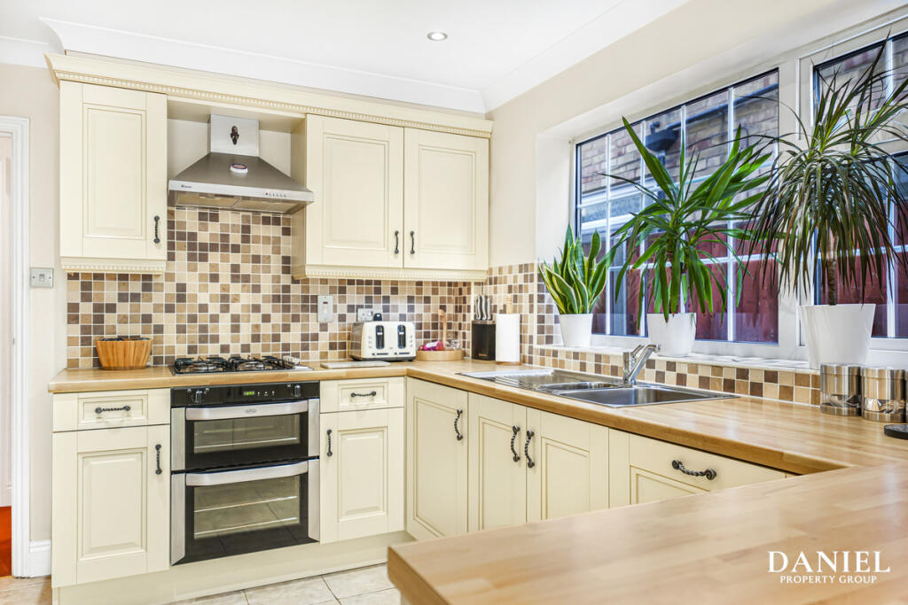 House in Basildon, Langdon Hills - More