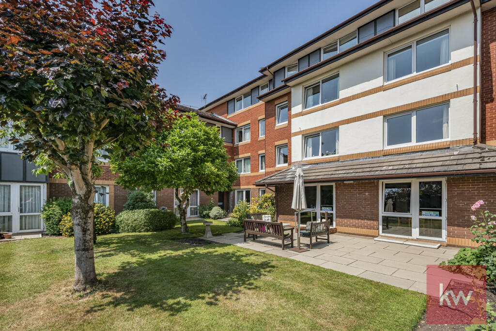 1-bed flat on Swanbrook Court, Bridge Avenue, Maidenhead, SL6, £90,000