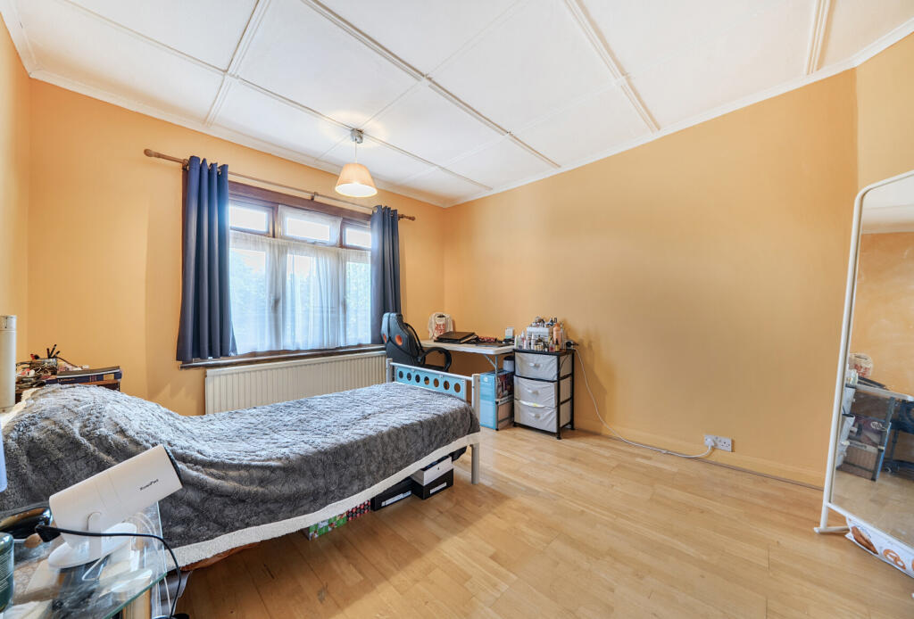 House in London, Rush Green - View 5