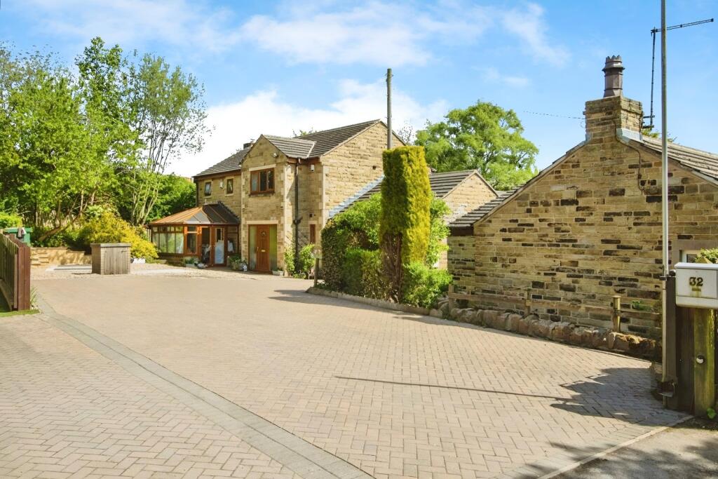 Main image of property: Tong Moor Side, Birkenshaw, Bradford, West Yorkshire, BD11