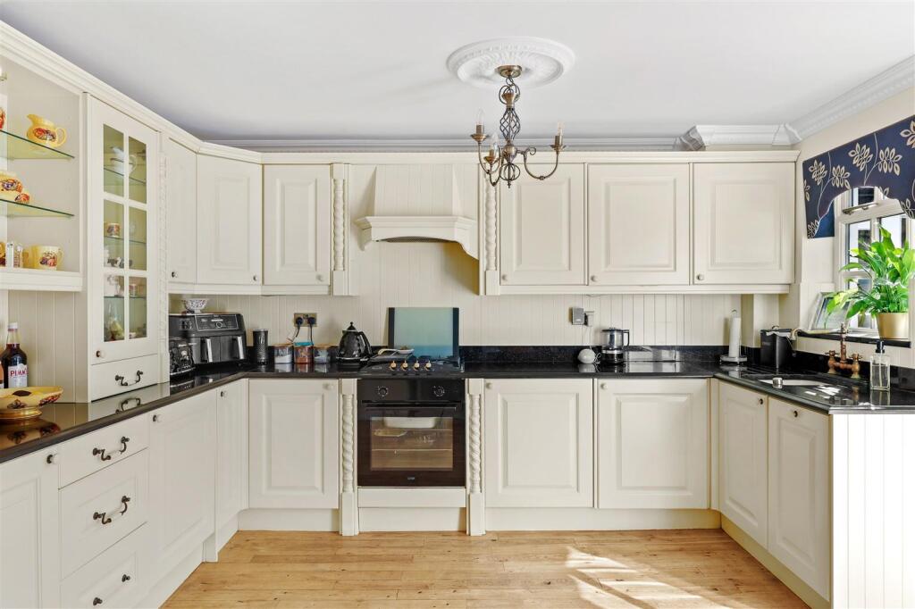 House in Epping Forest, North Weald - More