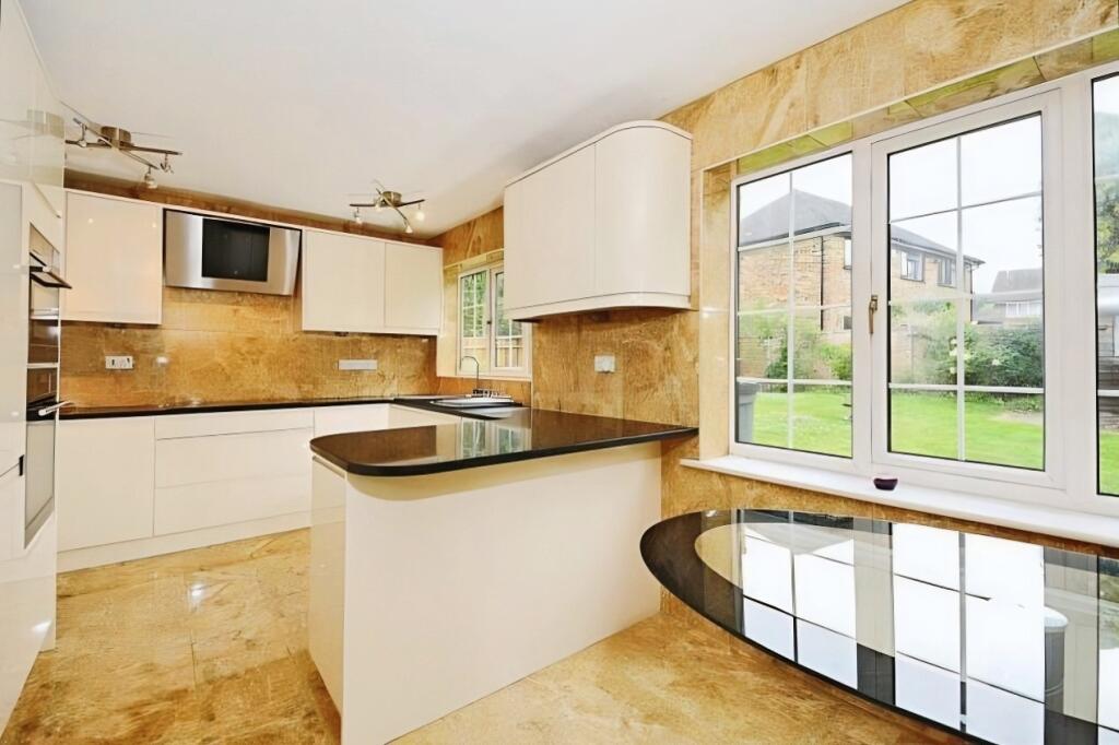 House in Winkfield, Martin's Heron - View 2