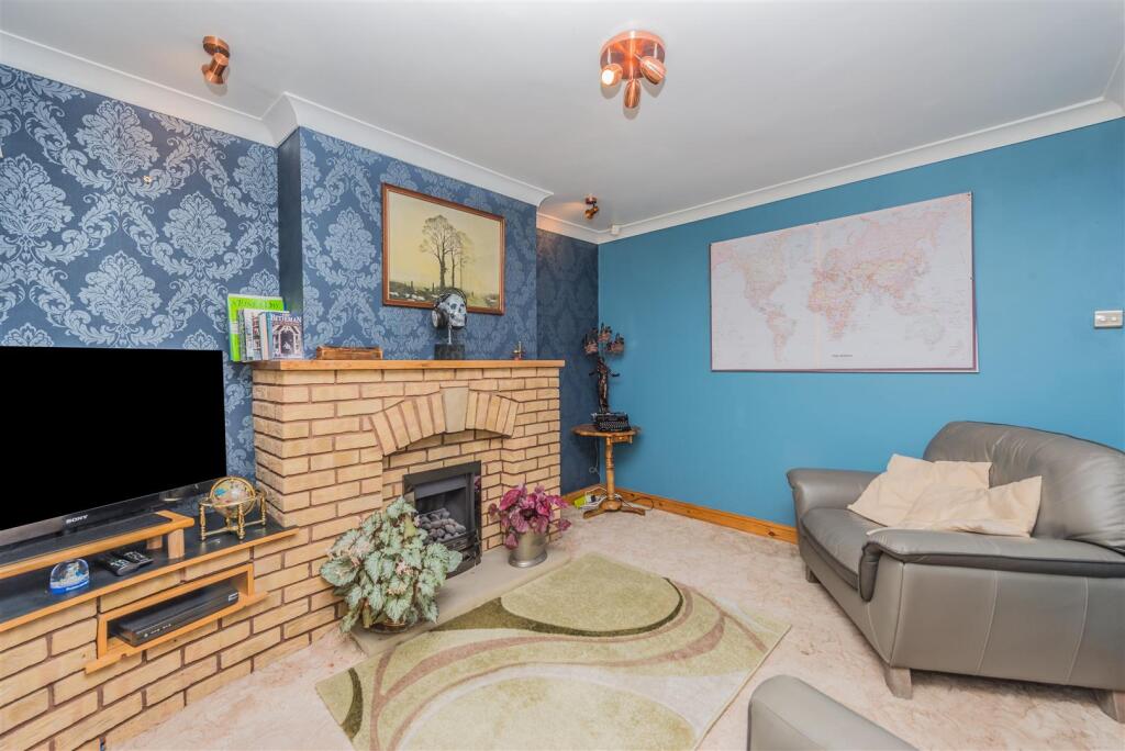 House in Leeds, Cockersdale, Drighlington - More