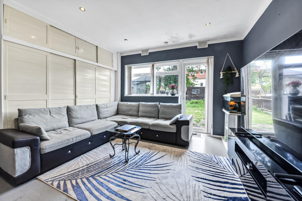 Main image of property: 59c Elgin Road Ilford IG3 8LN