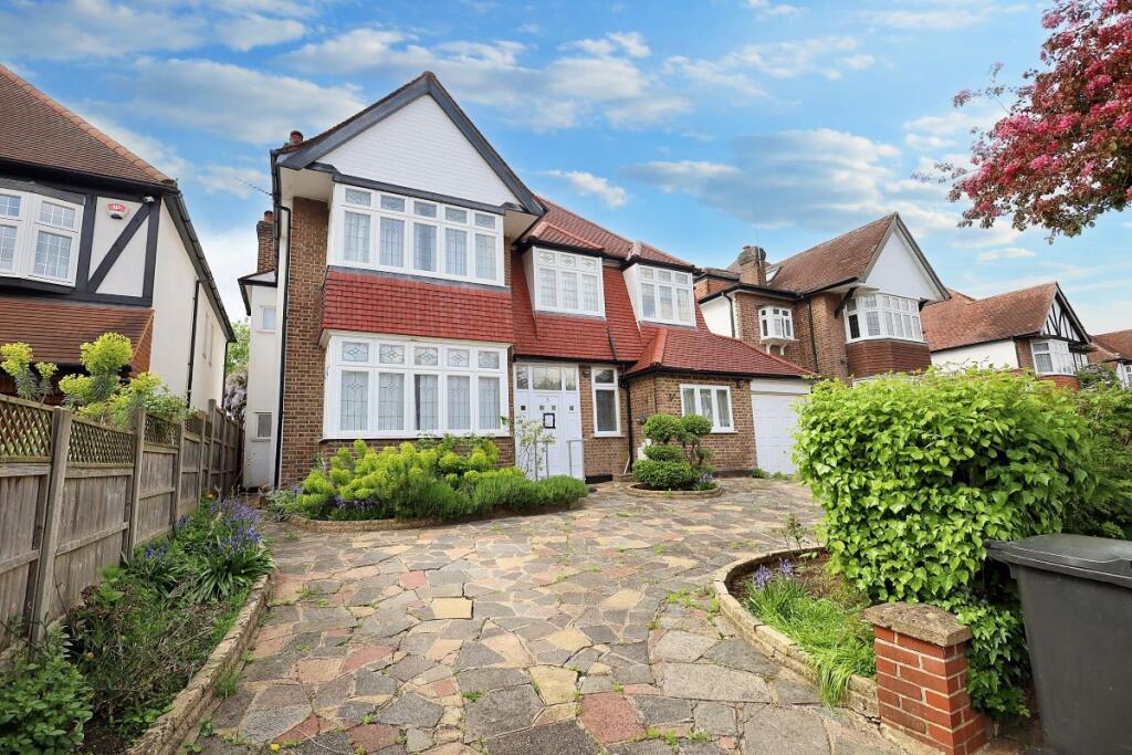 3 Dukes Avenue, Edgware, Middlesex, HA8 7RZ photo 2