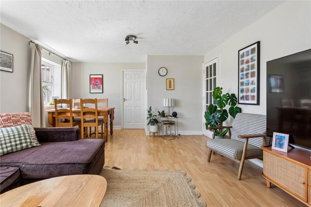 Apartment in London, Heritage Park, Furzedown - View 3