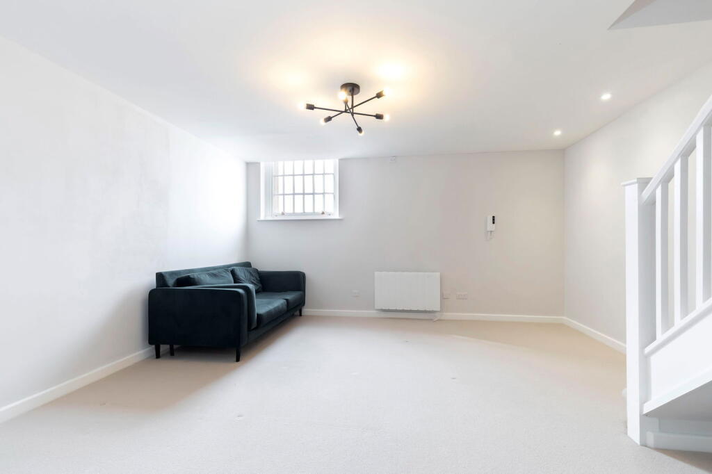 Apartment in Cheltenham, Lower High Street, St Paul’s - More