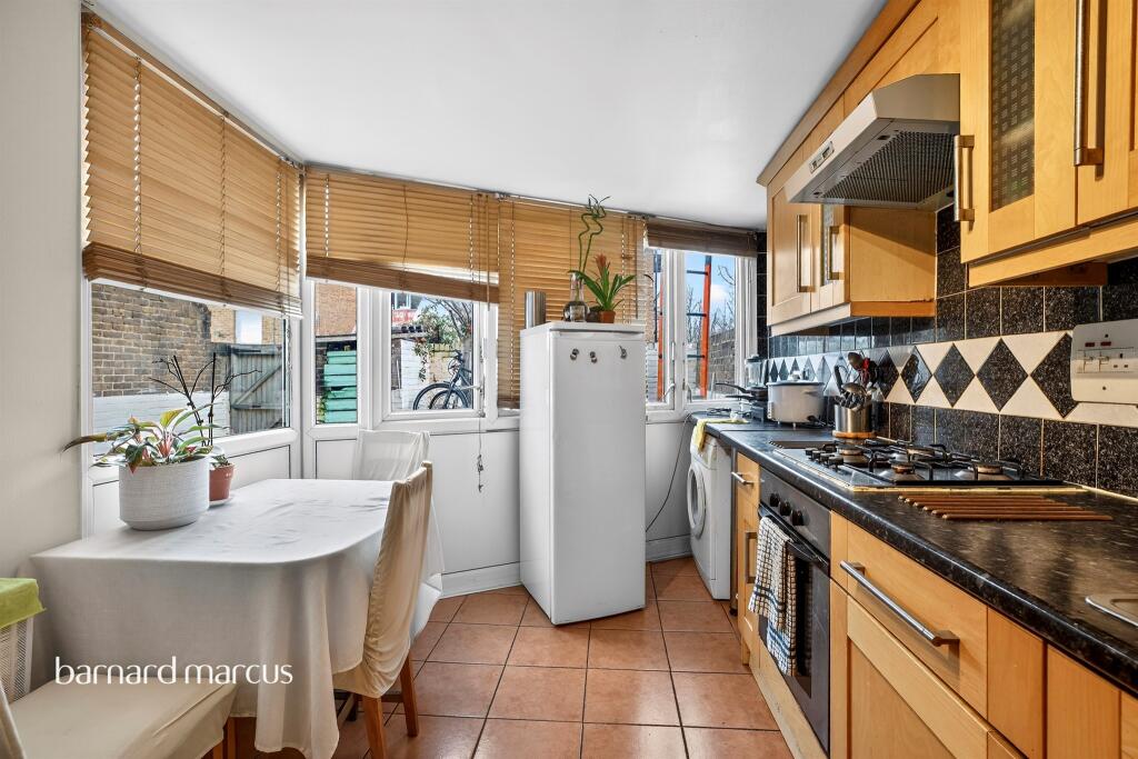 2-bed maisonette on Andrews Walk, London, £425,000