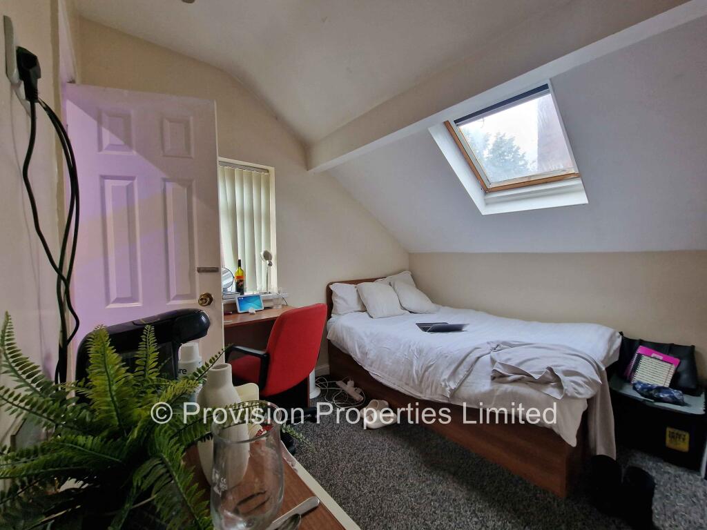 8 bedroom semi-detached house for rent