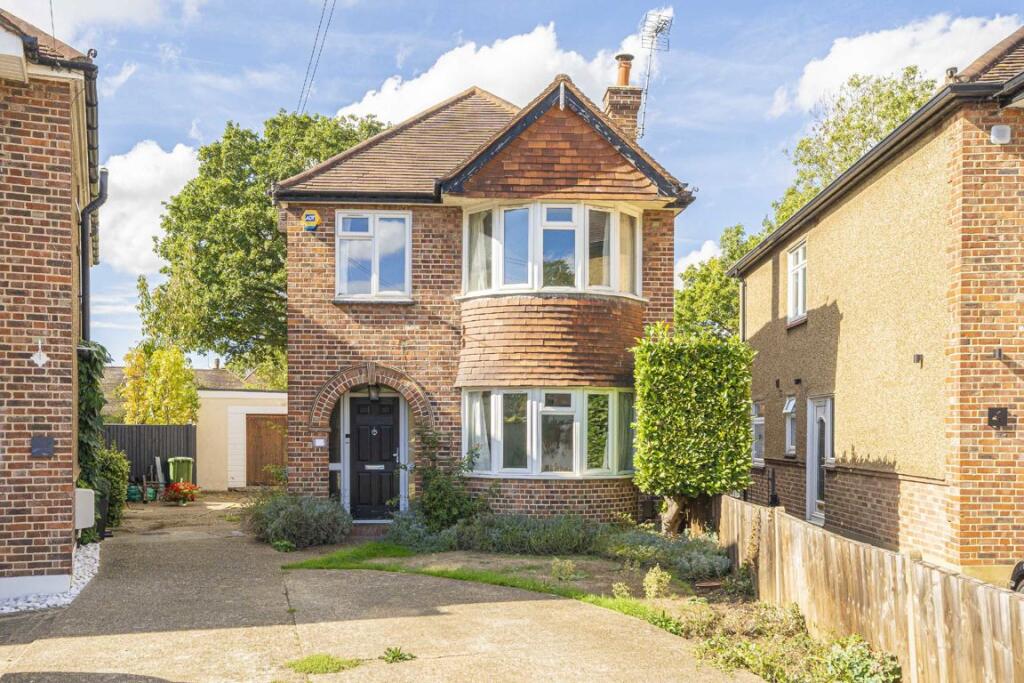 3-bed detached on Heathlands Close, Sunbury-on-thames, £675,000