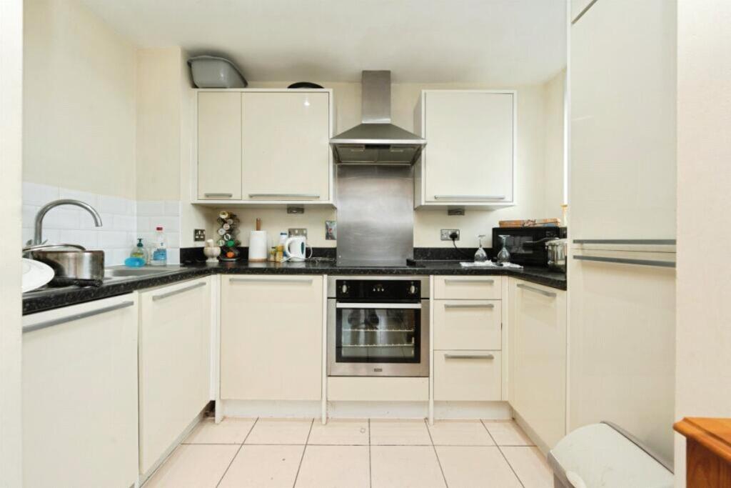 Apartment in Watford - More