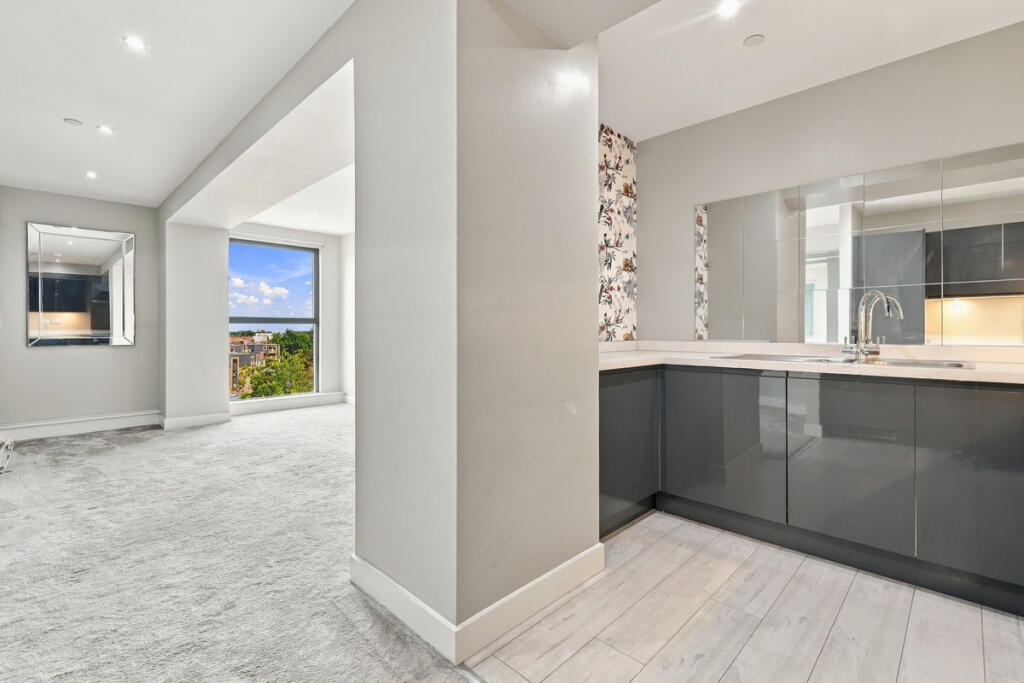 Apartment in Southend-on-Sea, Essex - More