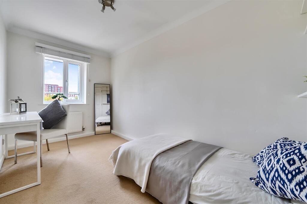 Apartment in Slough, Windsor and Maidenhead - View 2